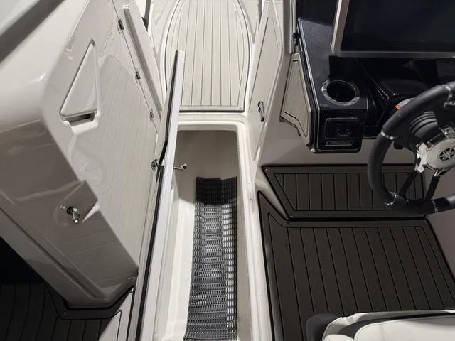 Slide: The Image of Yamaha 252SE 2025 - 14