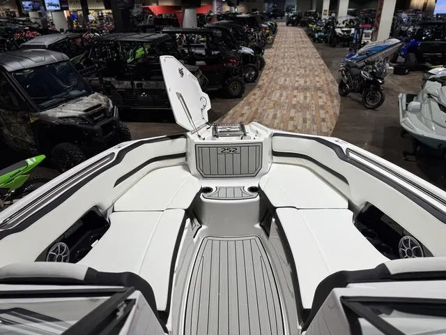 Slide: The Image of Yamaha 252SE 2025 - 7