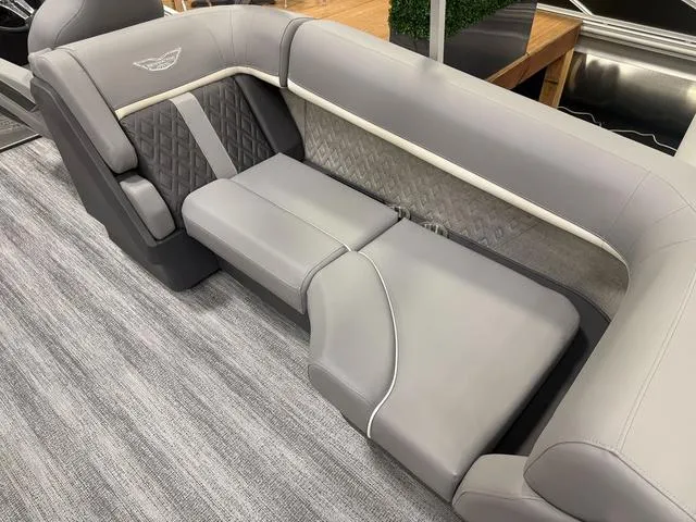 Slide: The Image of Bennington M Quad Bench 22 MFB Pontoon 2025 - 23