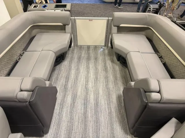 Slide: The Image of Bennington M Quad Bench 22 MFB Pontoon 2025 - 21