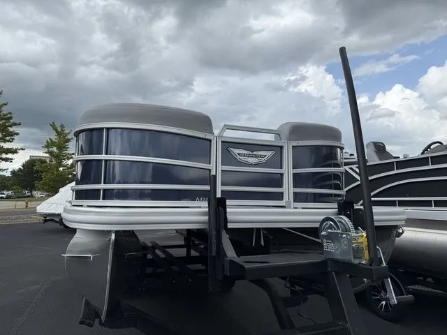 The Image of Bennington M Quad Bench 22 MFB Pontoon 2025 - 1