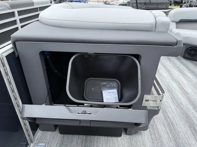 Slide: The Image of Bennington M Quad Bench 22 MFB Pontoon 2025 - 21