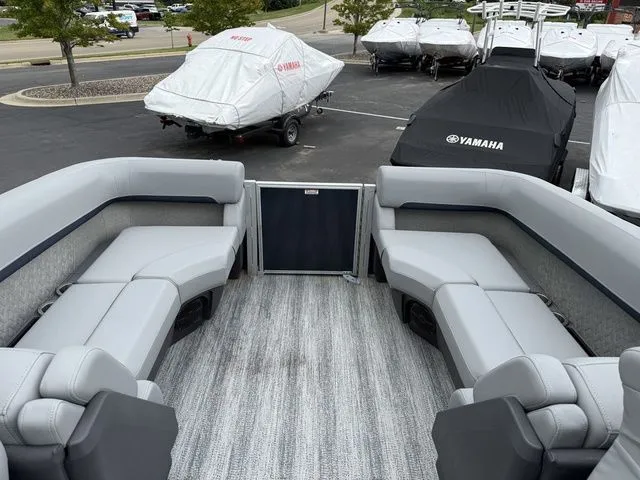 Slide: The Image of Bennington M Quad Bench 22 MFB Pontoon 2025 - 22