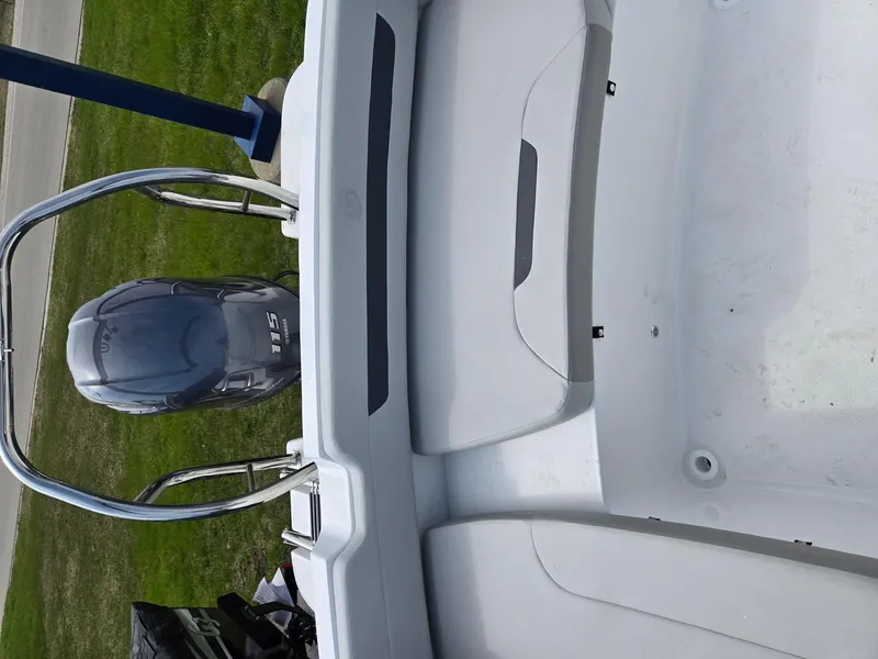 Slide: The Image of Hurricane SunDeck Sport 185 OB 2025 - 10