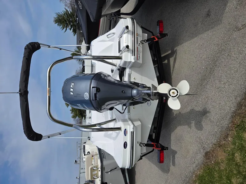 Slide: The Image of Hurricane SunDeck Sport 185 OB 2025 - 11