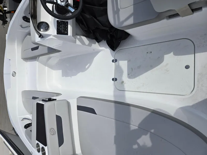 Slide: The Image of Hurricane SunDeck Sport 185 OB 2025 - 12