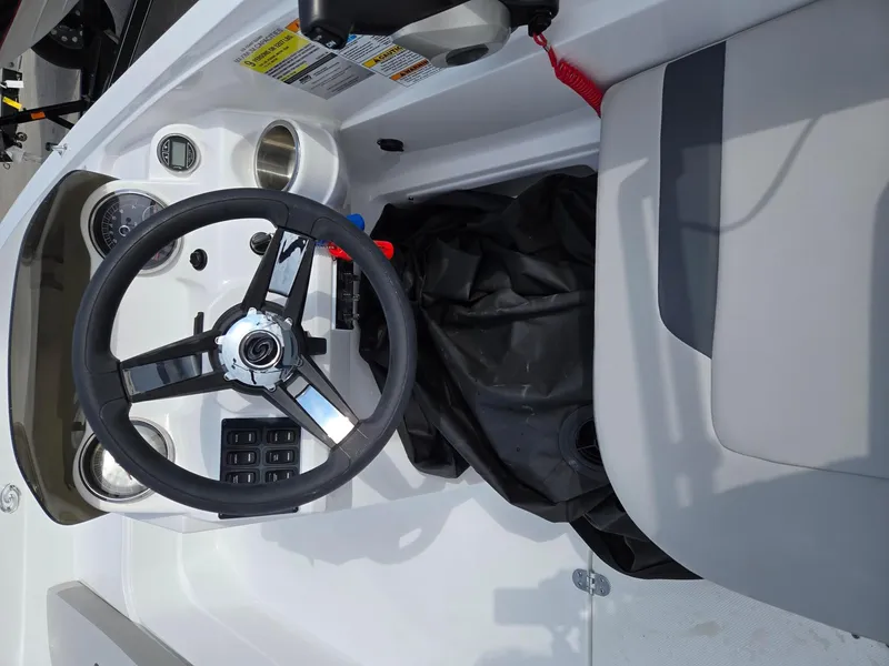 Slide: The Image of Hurricane SunDeck Sport 185 OB 2025 - 13