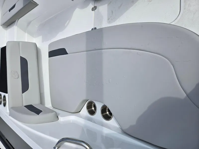 Slide: The Image of Hurricane SunDeck Sport 185 OB 2025 - 14