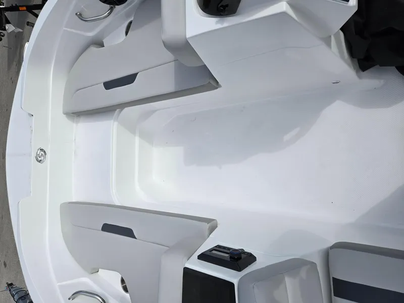 Slide: The Image of Hurricane SunDeck Sport 185 OB 2025 - 15