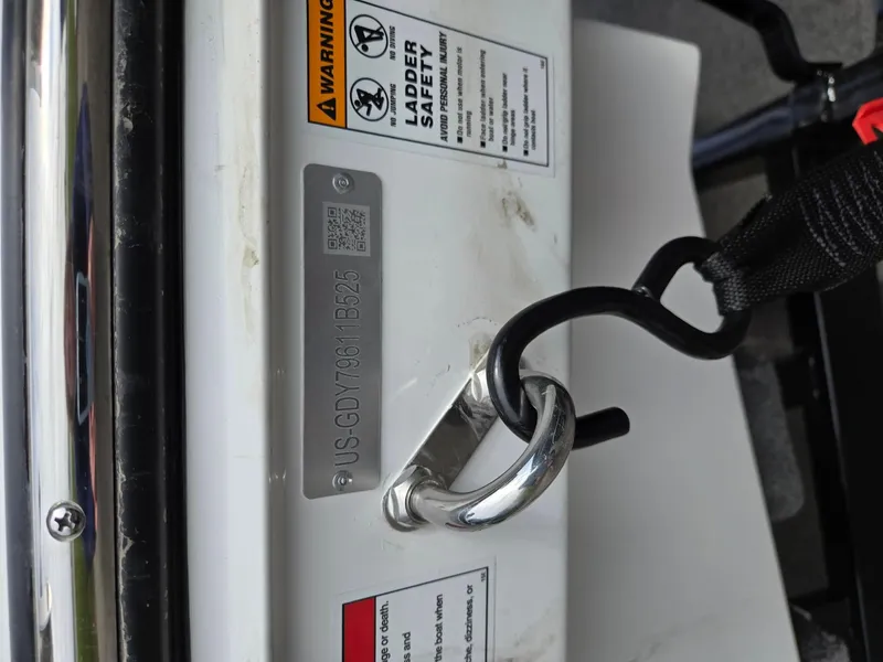 Slide: The Image of Hurricane SunDeck Sport 185 OB 2025 - 17