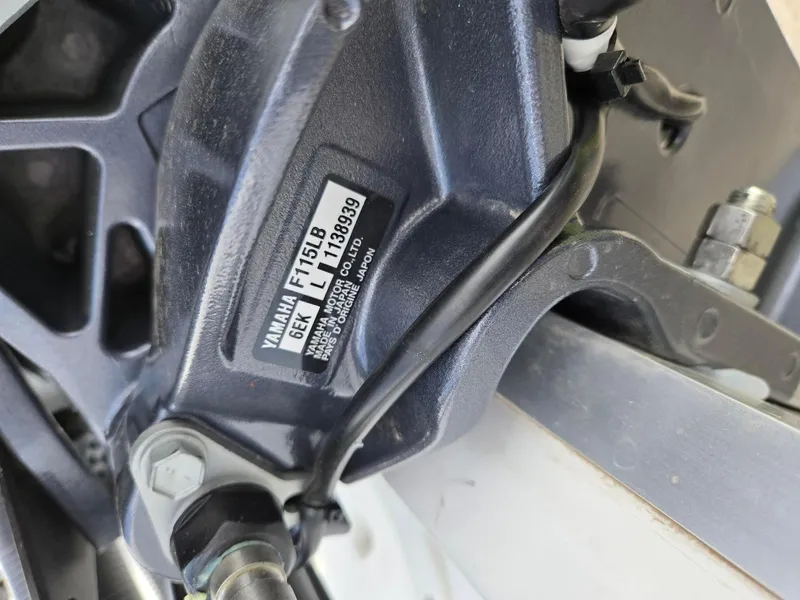 Slide: The Image of Hurricane SunDeck Sport 185 OB 2025 - 18