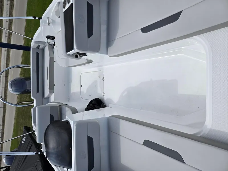 Slide: The Image of Hurricane SunDeck Sport 185 OB 2025 - 5