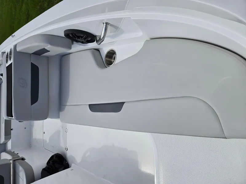 Slide: The Image of Hurricane SunDeck Sport 185 OB 2025 - 7