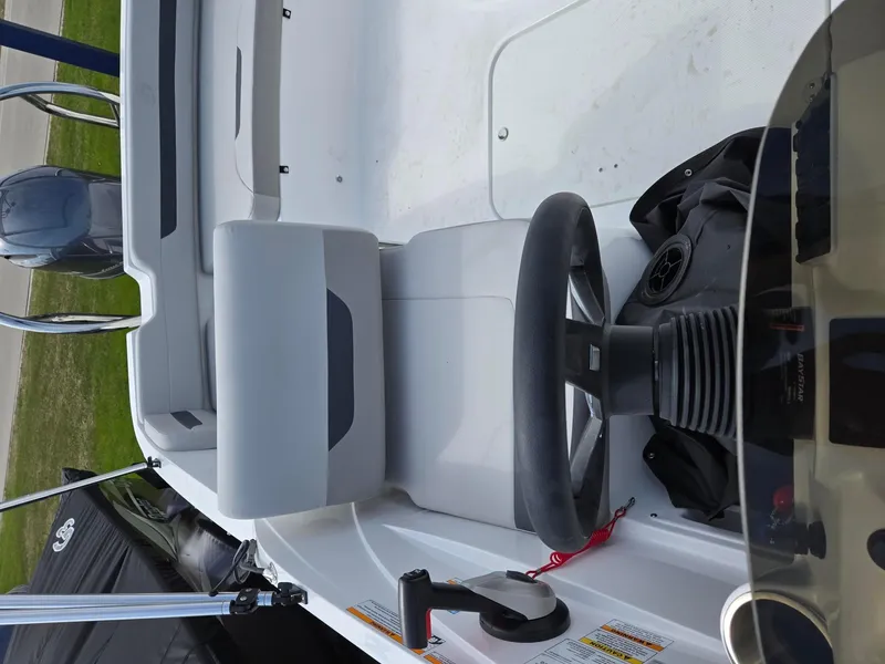 Slide: The Image of Hurricane SunDeck Sport 185 OB 2025 - 8