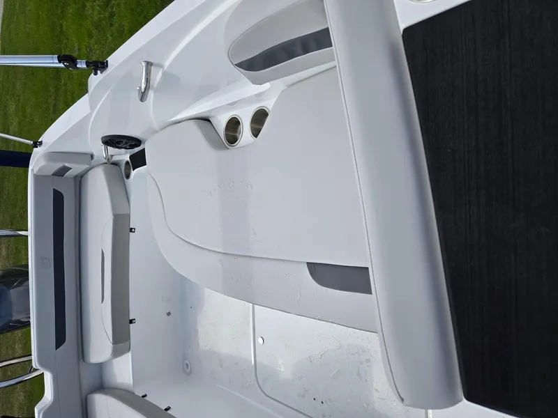 Slide: The Image of Hurricane SunDeck Sport 185 OB 2025 - 9