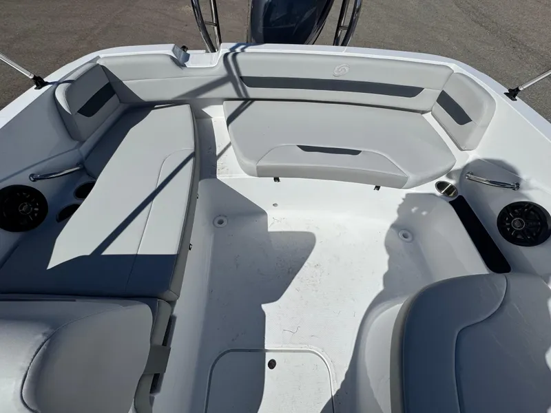 Slide: The Image of Hurricane SunDeck Sport 185 OB 2025 - 10