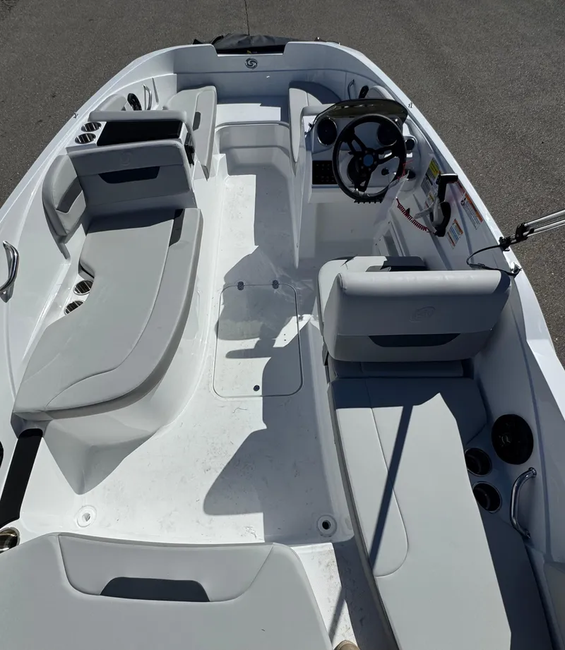 Slide: The Image of Hurricane SunDeck Sport 185 OB 2025 - 12