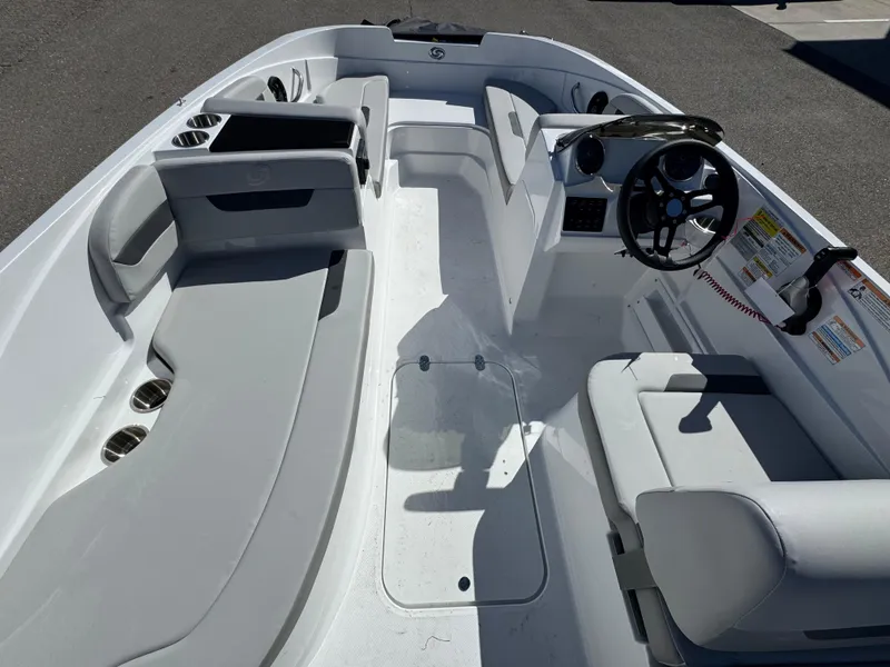 Slide: The Image of Hurricane SunDeck Sport 185 OB 2025 - 13