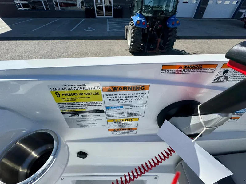 Slide: The Image of Hurricane SunDeck Sport 185 OB 2025 - 15