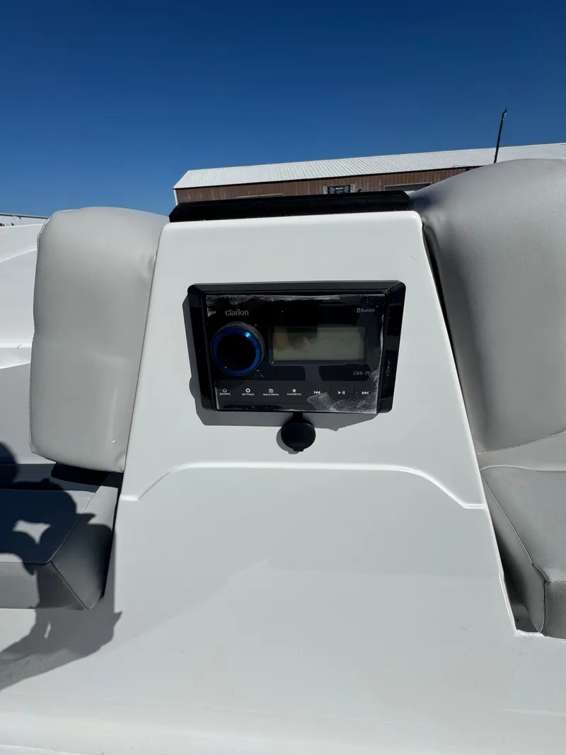 Slide: The Image of Hurricane SunDeck Sport 185 OB 2025 - 16