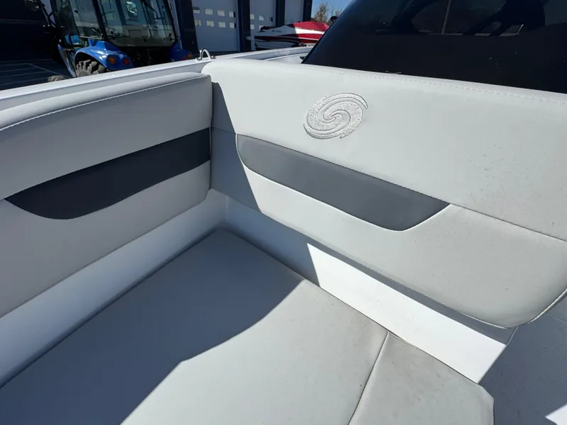 Slide: The Image of Hurricane SunDeck Sport 185 OB 2025 - 18