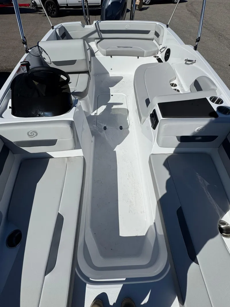 Slide: The Image of Hurricane SunDeck Sport 185 OB 2025 - 6