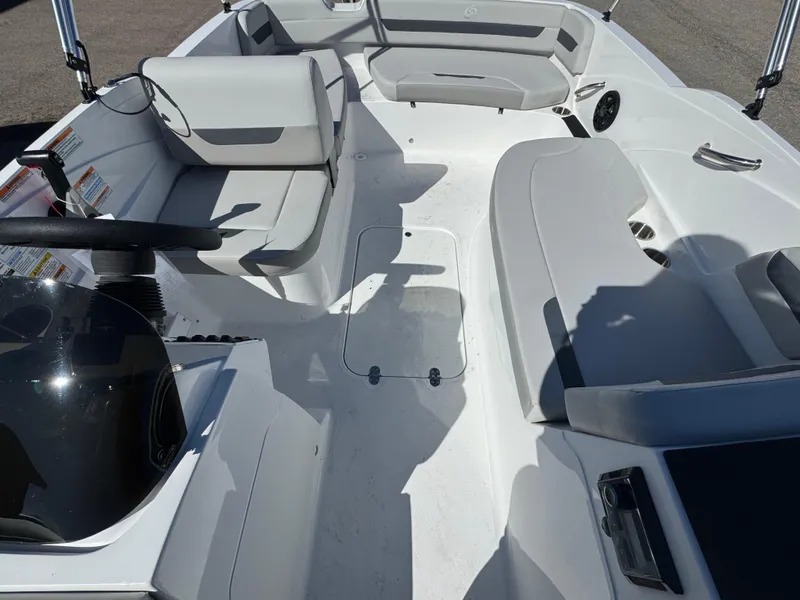 Slide: The Image of Hurricane SunDeck Sport 185 OB 2025 - 8