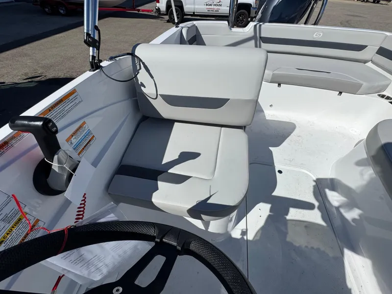 Slide: The Image of Hurricane SunDeck Sport 185 OB 2025 - 9