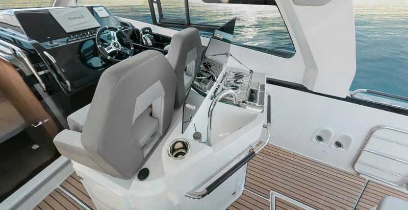 Slide: The Image of Interior of 2025 Beneteau 32 Gran Turismo yacht with modern helm and seating. - 13
