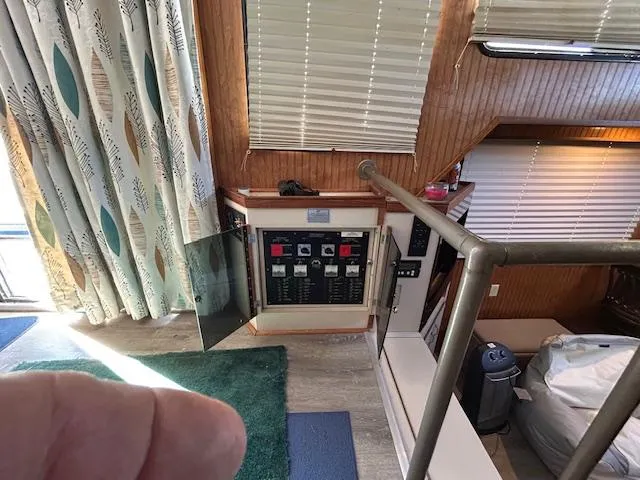 Slide: The Image of Interior of a 1995 Gibson 5500 SERIES boat showing control panel and cozy living space. - 10