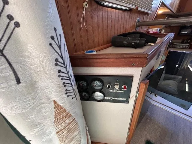 Slide: The Image of Control panel in a 1995 Gibson 5500 SERIES boat interior. - 11