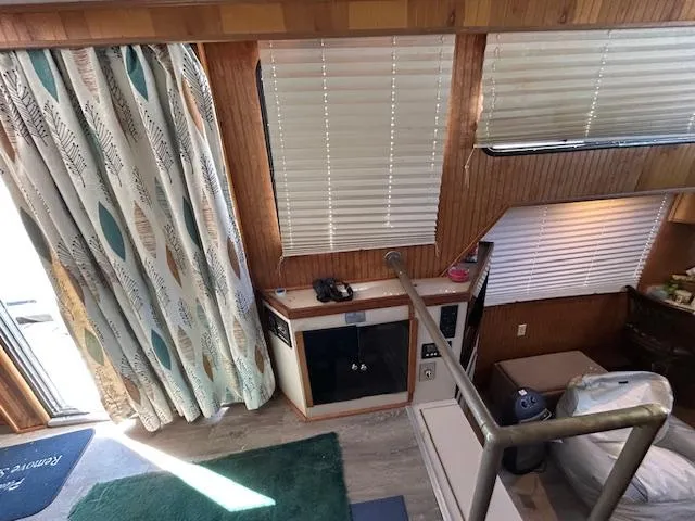 Slide: The Image of Interior of a 1995 Gibson 5500 SERIES boat with curtains and blinds. - 16