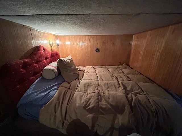 Slide: The Image of Cozy bedroom with wood paneling, soft lighting, and plush bedding in a 1995 Gibson 5500 SERIES. - 27
