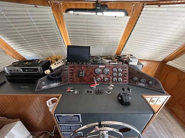 Slide: The Image of Helm of 1995 Gibson 5500 SERIES boat with control panel and navigation equipment. - 35