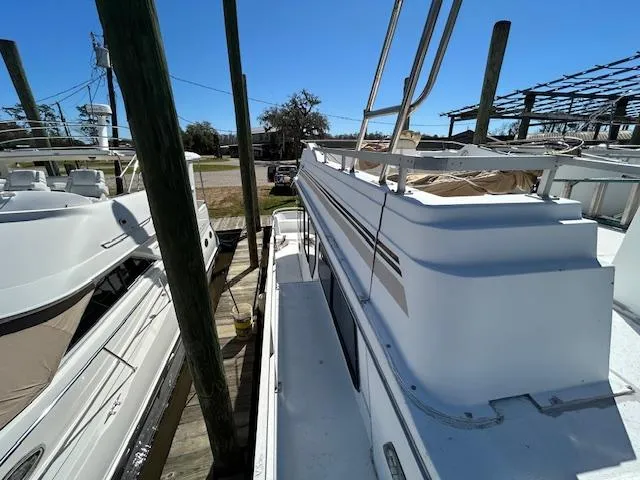 Slide: The Image of 1995 Gibson 5500 SERIES boat docked, side view with clear blue sky. - 37