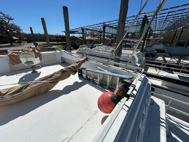 Slide: The Image of Gibson 5500 SERIES boat deck, 1995 model, docked with clear blue sky. - 40