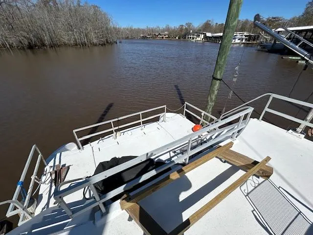 Slide: The Image of Upper deck of a 1995 Gibson 5500 SERIES boat overlooking a calm river. - 43