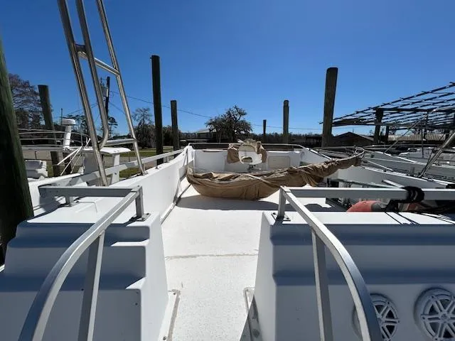 Slide: The Image of 1995 Gibson 5500 SERIES boat deck with clear blue sky background. - 45