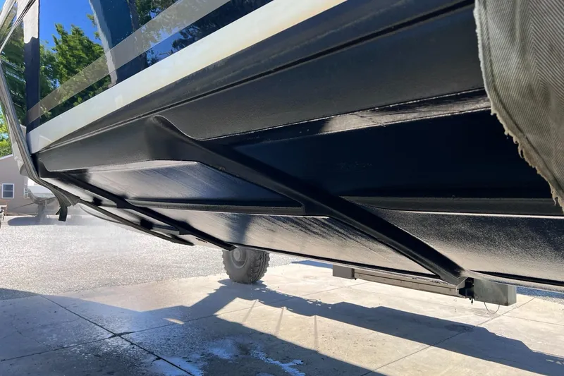 Slide: The Image of 2016 Formula 400 Super Sport boat hull, close-up view. - 22