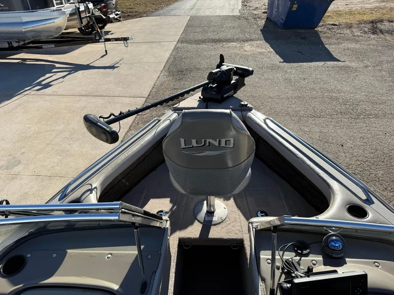Slide: The Image of 2001 Lund 1950 Tyee Magnum GS ITS boat interior with steering and seating. - 11