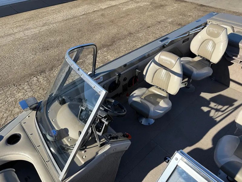 Slide: The Image of 2001 Lund 1950 Tyee Magnum GS ITS boat interior with steering console and seating. - 19