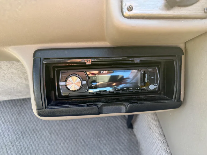 Slide: The Image of Boat stereo system in a 2001 Lund 1950 Tyee Magnum GS ITS. - 22