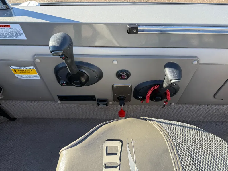Slide: The Image of Control panel of 2001 Lund 1950 Tyee Magnum GS ITS boat. - 23