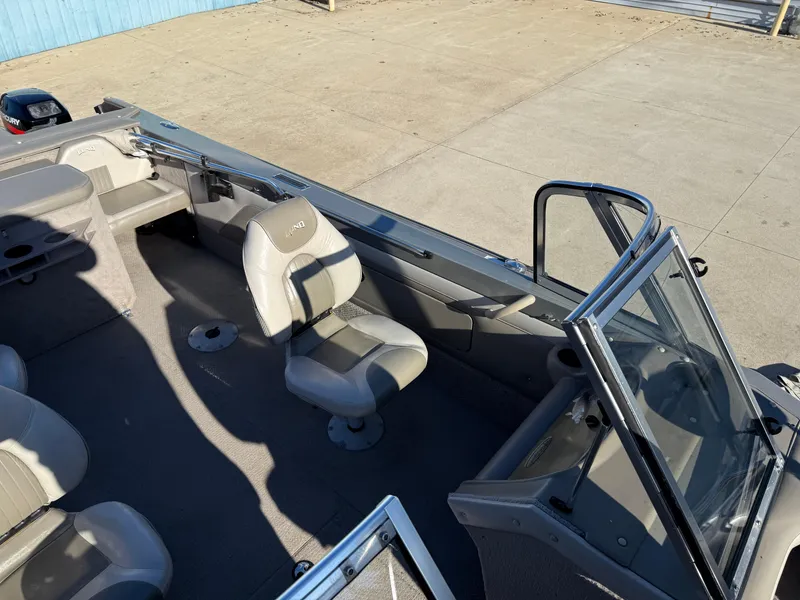 Slide: The Image of Interior of 2001 Lund 1950 Tyee Magnum GS ITS boat with seating and windshield. - 24