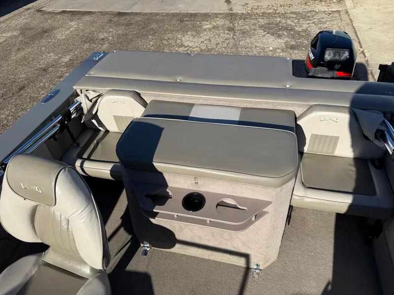 Slide: The Image of 2001 Lund 1950 Tyee Magnum GS ITS boat interior with seating and motor. - 29