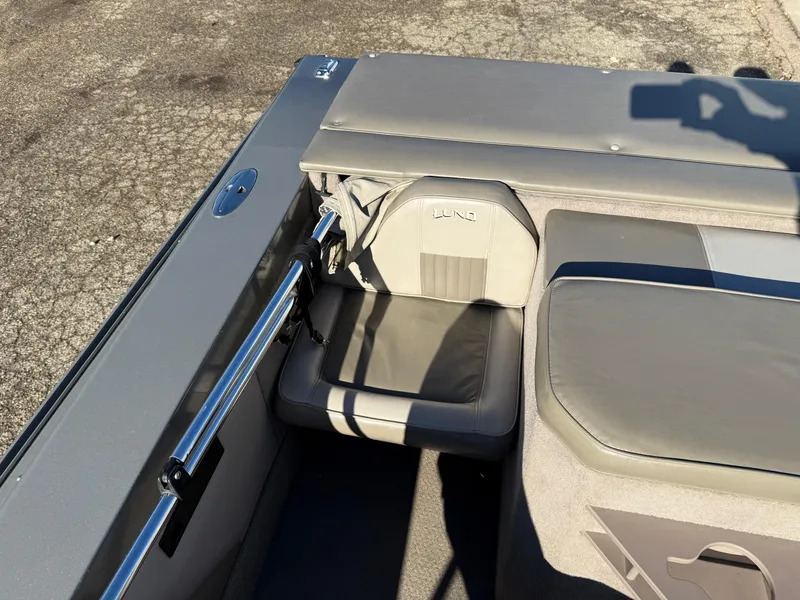 Slide: The Image of 2001 Lund 1950 Tyee Magnum GS ITS boat interior with gray seating and rail. - 31