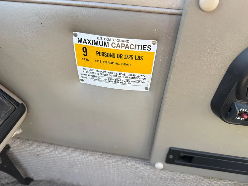 Slide: The Image of Capacity label on 2001 Lund 1950 Tyee Magnum GS ITS boat, 9 persons or 1725 lbs. - 33