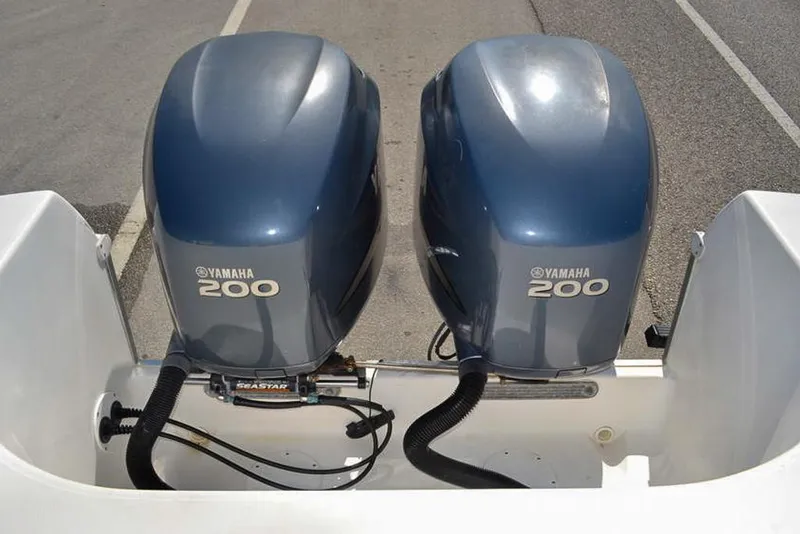 Slide: The Image of Twin Yamaha 200 outboard engines on a 2006 Clearwater 2500 WI CC boat. - 7