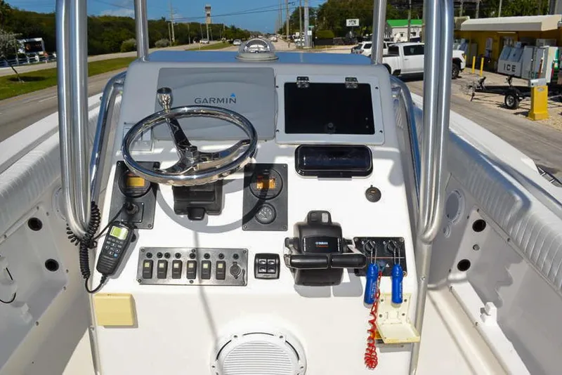 Slide: The Image of Center console of 2006 Clearwater 2500 WI CC boat with navigation equipment. - 8