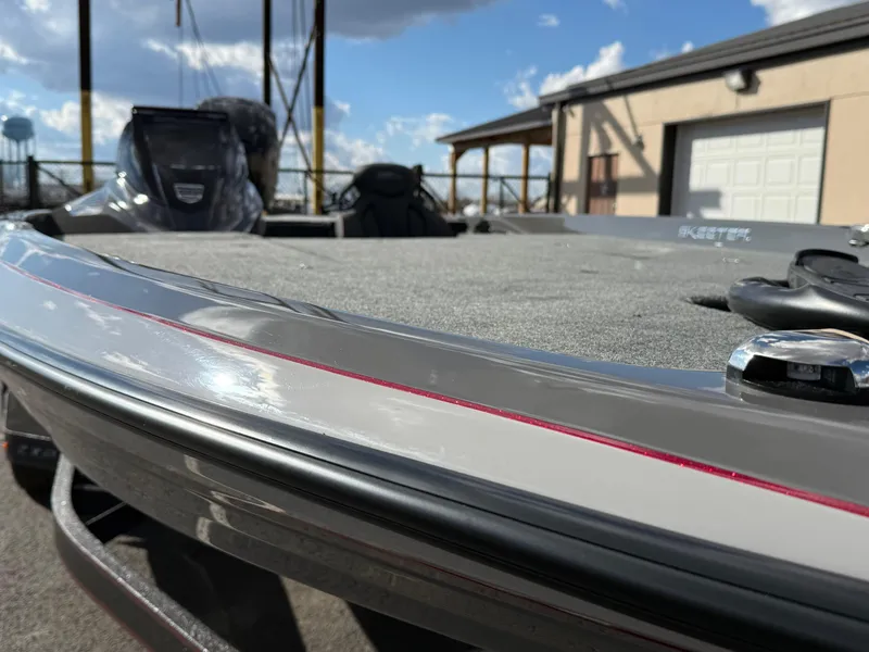 Slide: The Image of 2025 Skeeter ZXR21 boat deck with sleek design and modern features. - 9